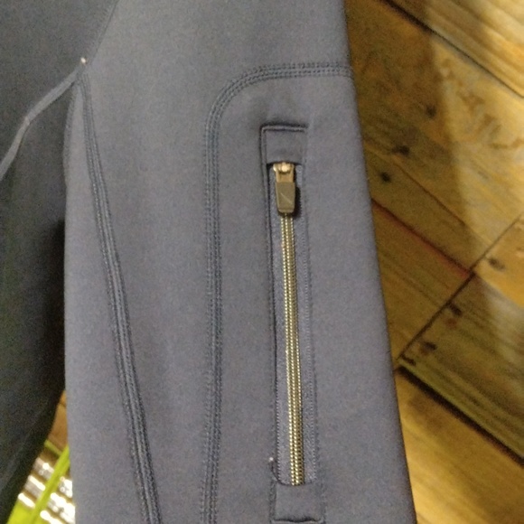 UNTUCKit Navy long sleeve pull over size Medium. - Picture 5 of 7